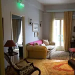 Marina's Bright Getaway - Center House Appartement