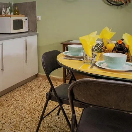 Apartment Marina's Bright Getaway - Center House