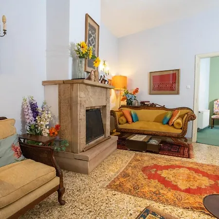 Marina's Bright Getaway - Center House