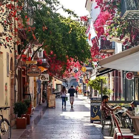 Daire Marina's Bright Getaway - Center House