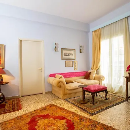 Marina's Bright Getaway - Center House Apartment