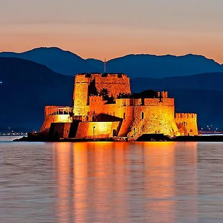 Daire Marina's Bright Getaway - Center House