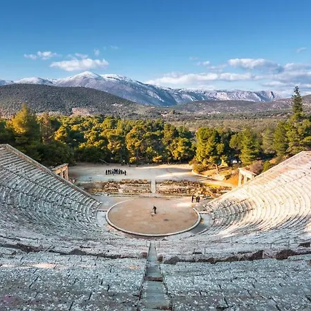 Daire Marina's Bright Getaway - Center House