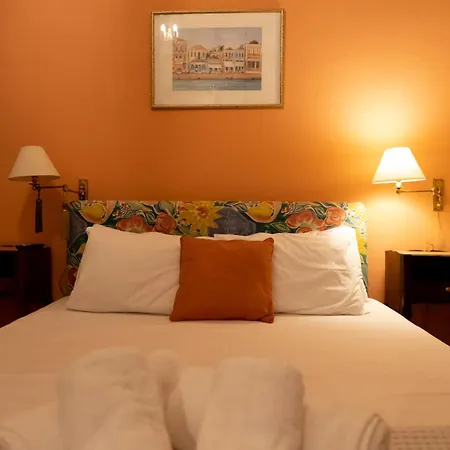 Daire Marina's Bright Getaway - Center House *