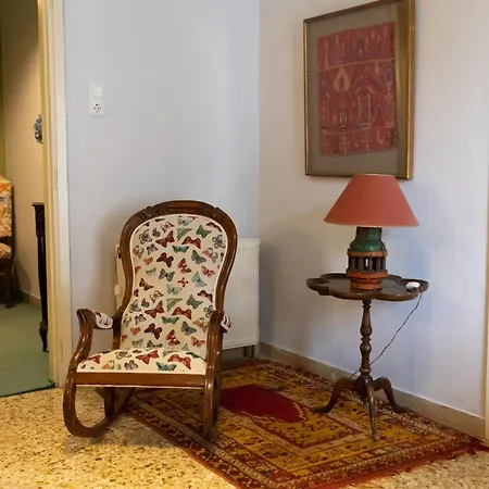 Marina's Bright Getaway - Center House Daire *