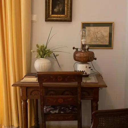 Daire Marina's Bright Getaway - Center House Anabolu