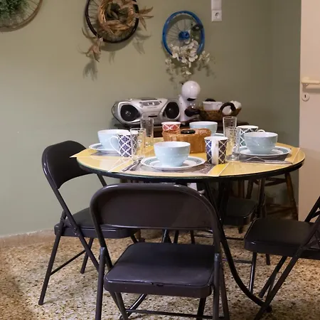 Daire Marina's Bright Getaway - Center House