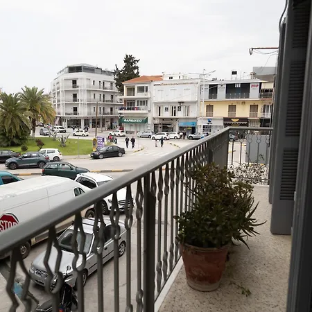 Daire Marina's Bright Getaway - Center House *