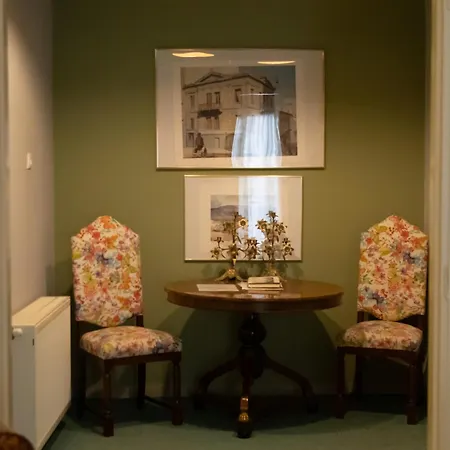 Daire Marina's Bright Getaway - Center House Anabolu